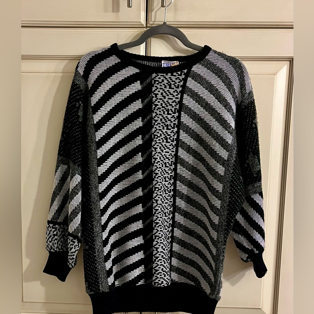 🍓 Y2K abstract sweater. Black and white, dolman sleeves. Size L/XL